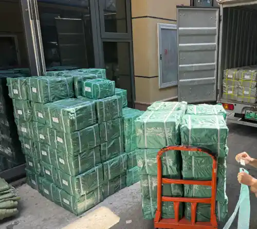 ग्राहक कॅबिनेट हार्डवेअर ऑर्डर पॅक आणि शिपमेंटसाठी तयार आहे